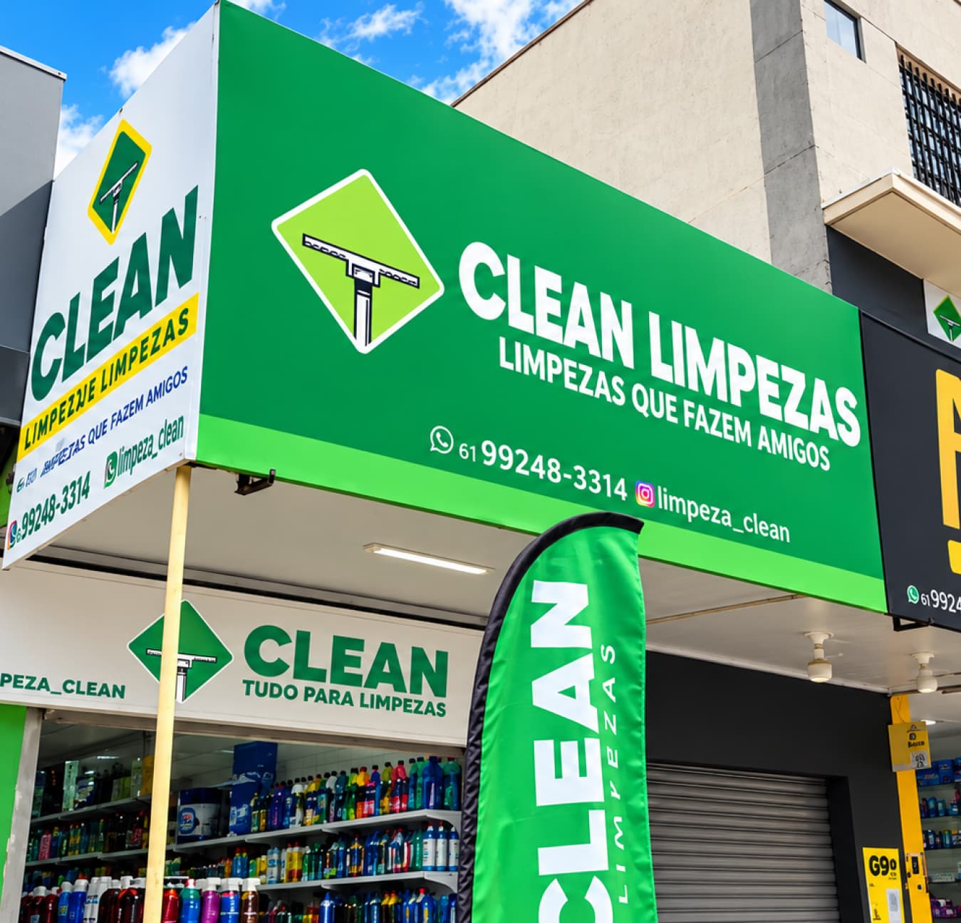 Fachada da loja Clean Limpezas no Parque Esplanada III, em Valparaíso de Goiás, com a placa verde e as prateleiras de produtos à vista